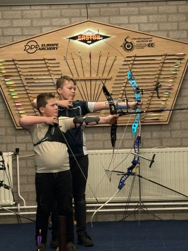 Jeugdleden aan het schieten